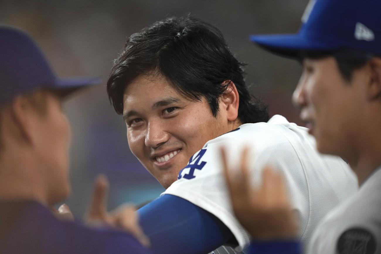 ドジャース大谷翔平（中央）はフィリーズ戦の試合中にベンチで山本由伸（左）やキム・ヘソンと談笑（AP)
