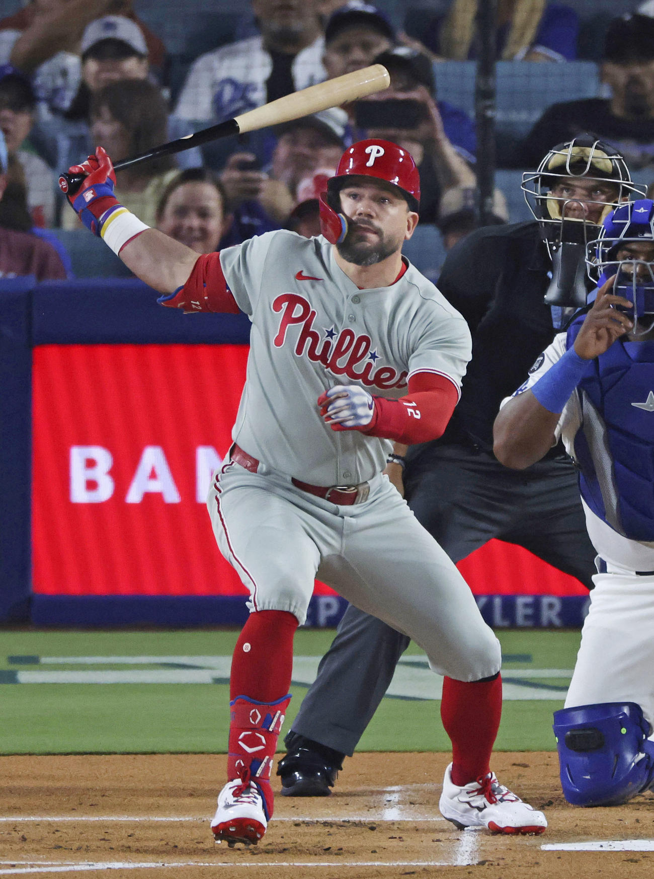 ドジャース戦の1回、53号ソロを放つフィリーズのシュワバー（共同）