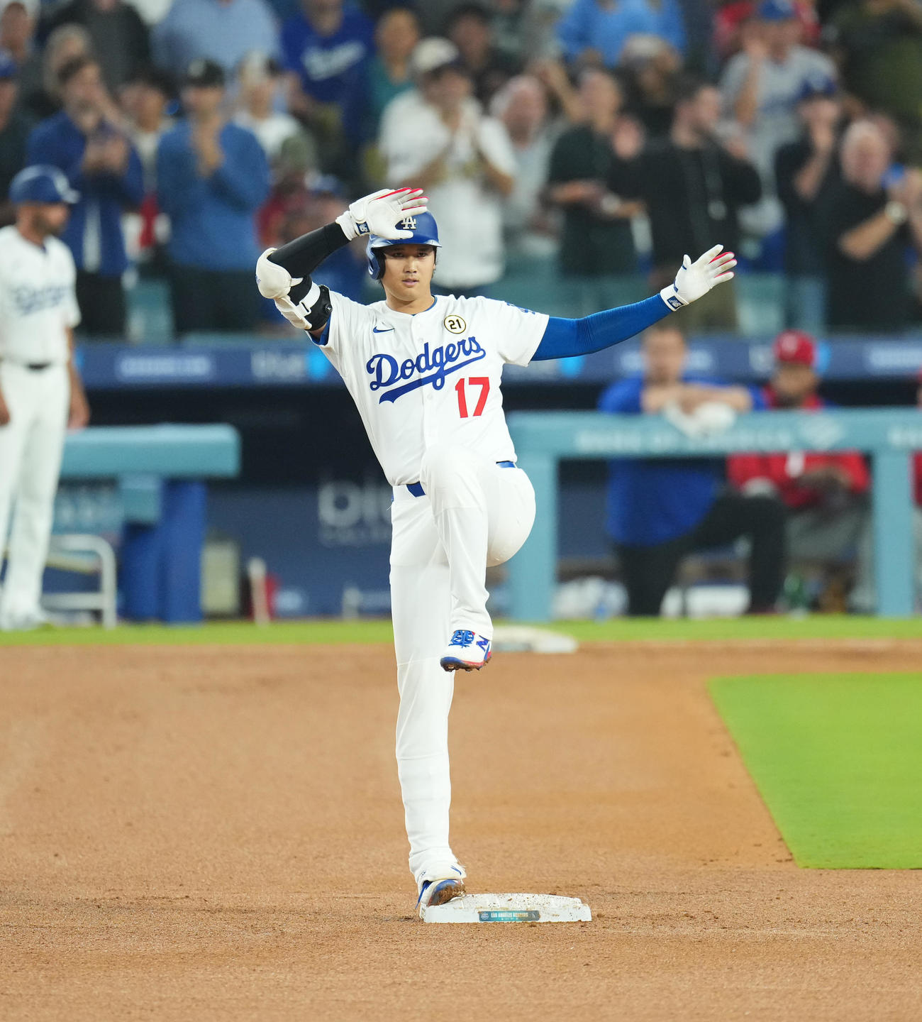 ドジャース対フィリーズ　5回裏ドジャース1死一塁、右適時二塁打を放ち、塁上でポーズをとる大谷（撮影・菅敏）