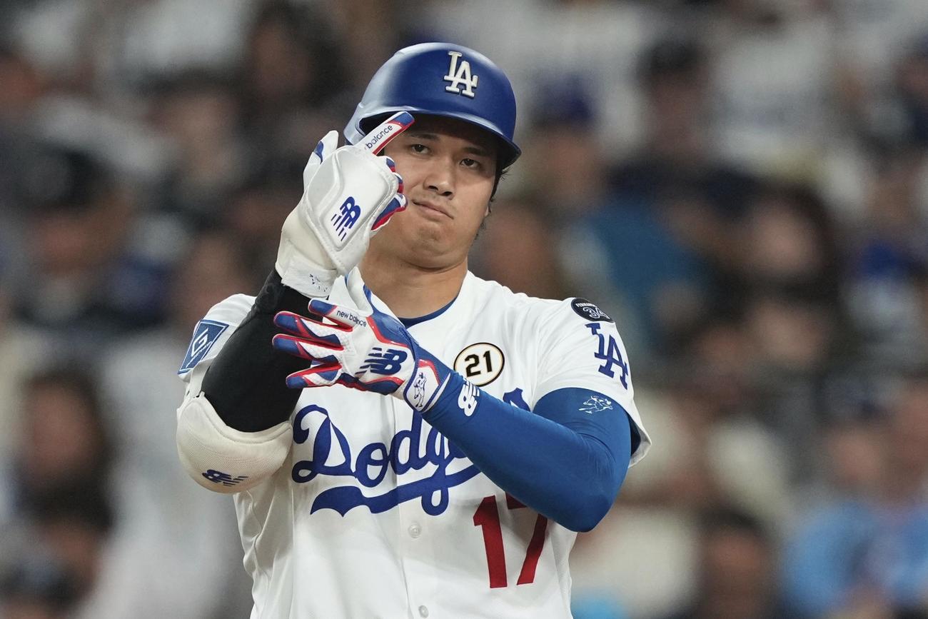 フィリーズ戦第１打席でグローブに触れるドジャース大谷翔平（AP)