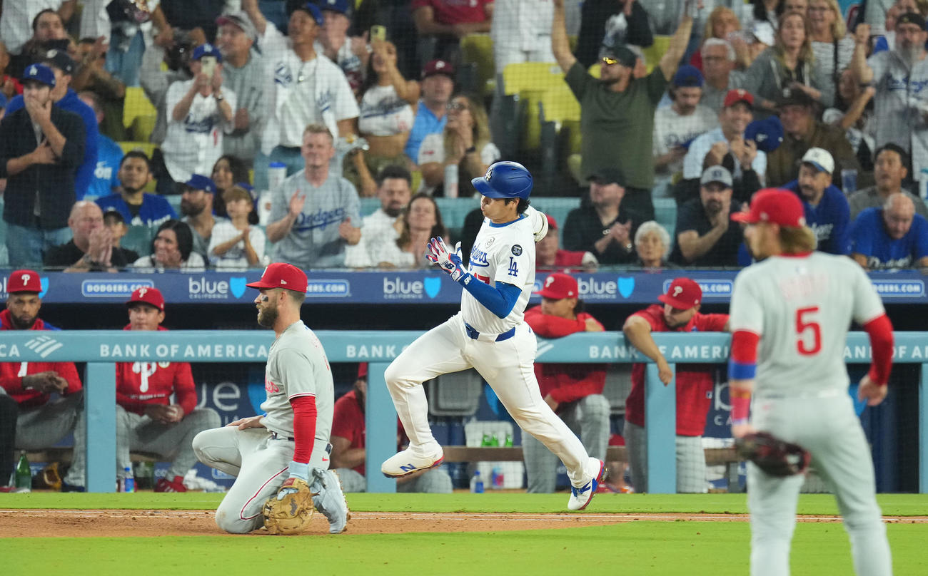 ドジャース対フィリーズ　5回裏ドジャース1死一塁、右適時二塁打を放ち、一塁を駆け回る大谷（撮影・菅敏）