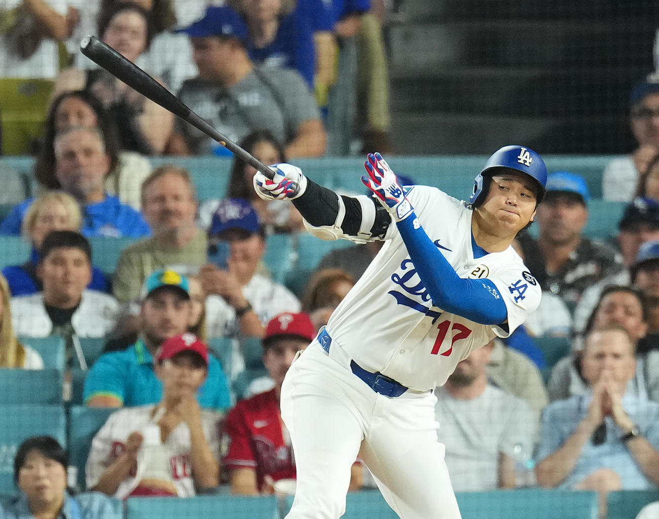 ドジャース対フィリーズ　5回裏ドジャース1死一塁、右適時二塁打を放つ大谷（撮影・菅敏）