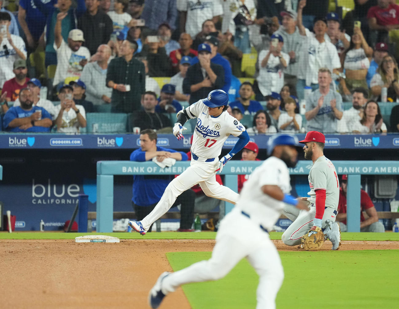 ドジャース対フィリーズ　5回裏ドジャース1死一塁、右適時二塁打を放ち、一塁を駆け回る大谷（撮影・菅敏）