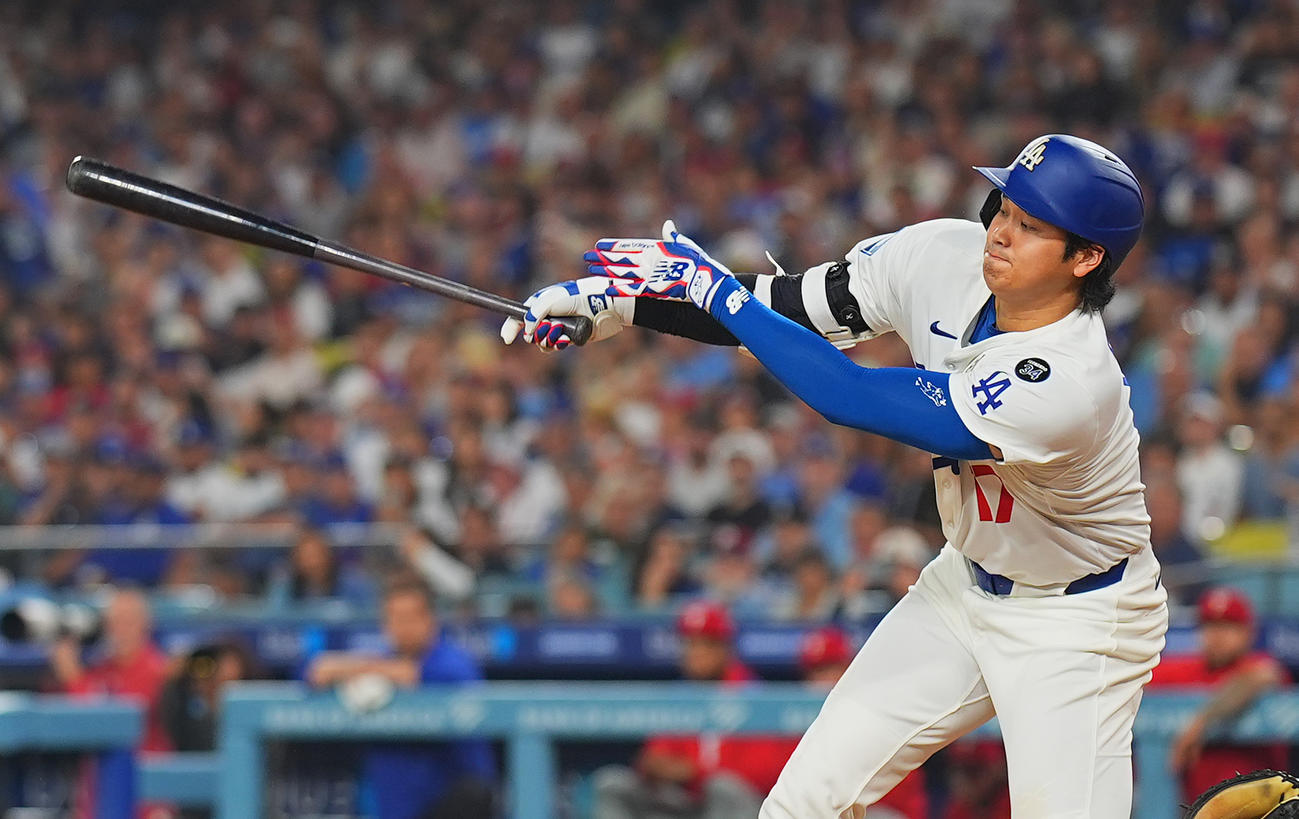 ドジャース対フィリーズ　5回裏ドジャース1死一塁、右適時二塁打を放つ大谷（撮影・菅敏）
