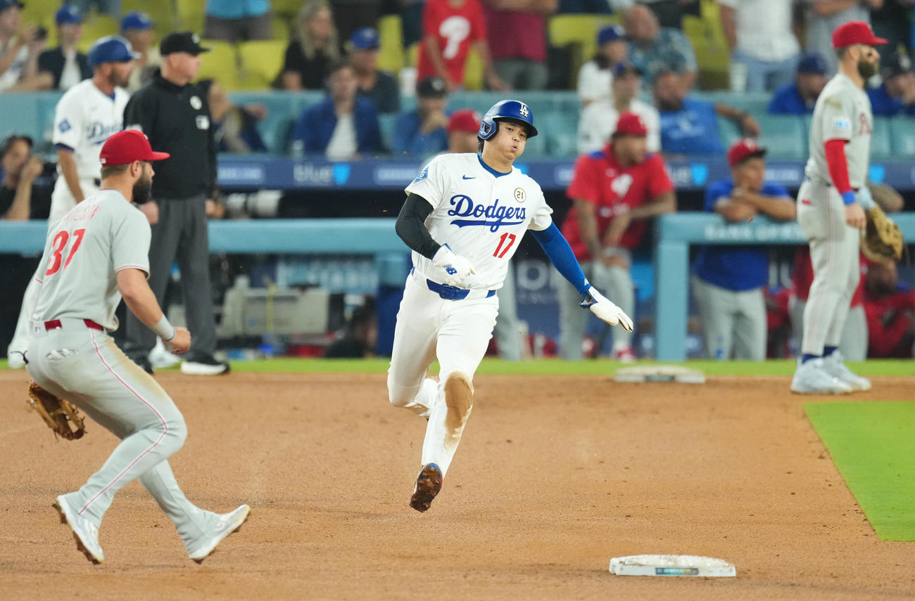 ドジャース対フィリーズ　9回裏ドジャース2死一塁、打者ベッツの時、二塁盗塁を決める大谷（撮影・菅敏）