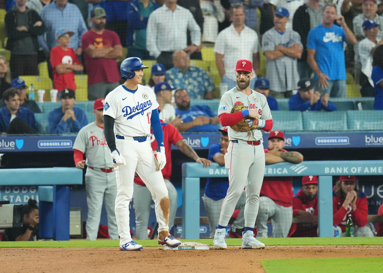 ドジャース対フィリーズ　9回裏ドジャース2死、四球を選び、塁上でハーパー（右）と話す大谷（撮影・菅敏）