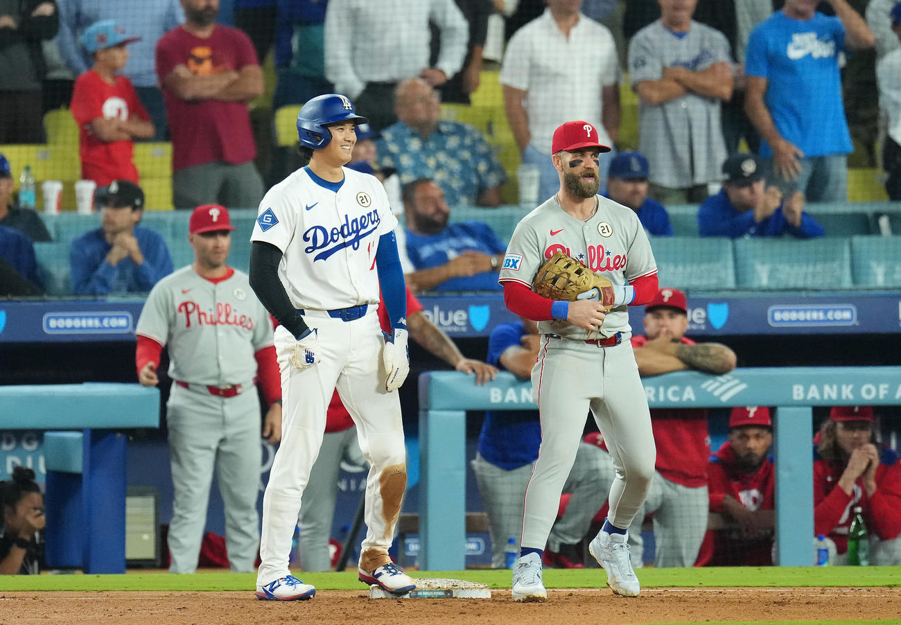 ドジャース対フィリーズ　9回裏ドジャース2死、四球を選び、塁上でハーパー（右）と話す大谷（撮影・菅敏）