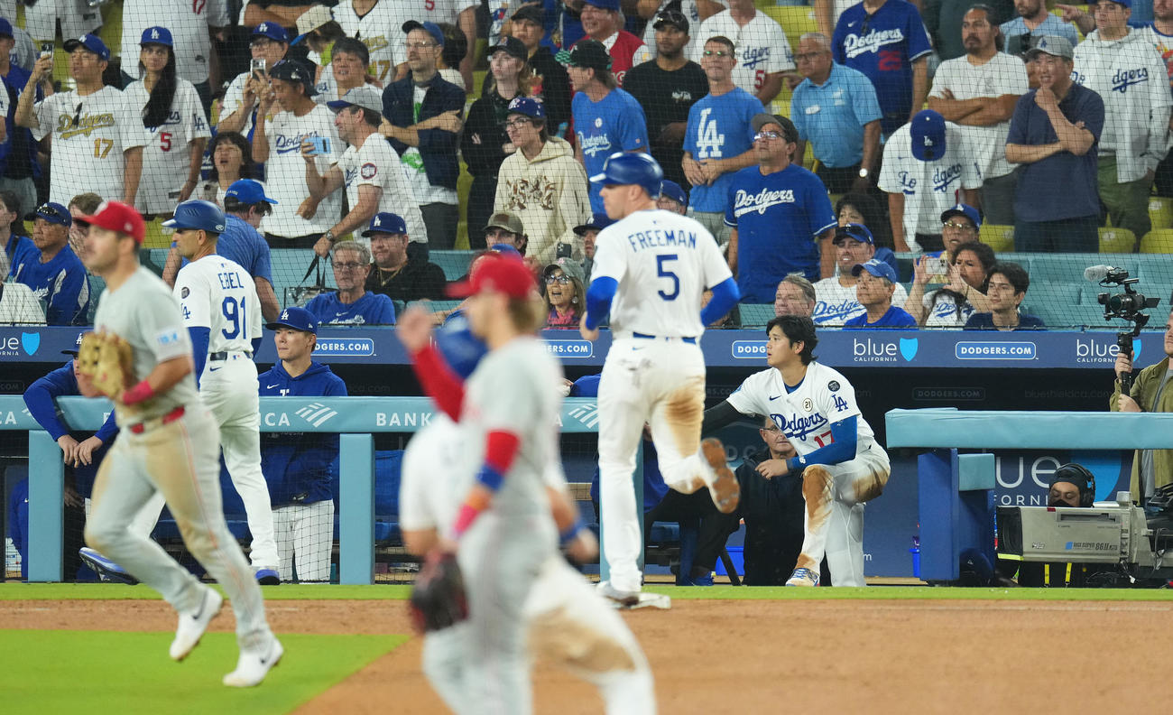 ドジャース対フィリーズ　地区優勝し、喜ぶフィリーズナインを見つめるドジャース大谷（右端）（撮影・菅敏）