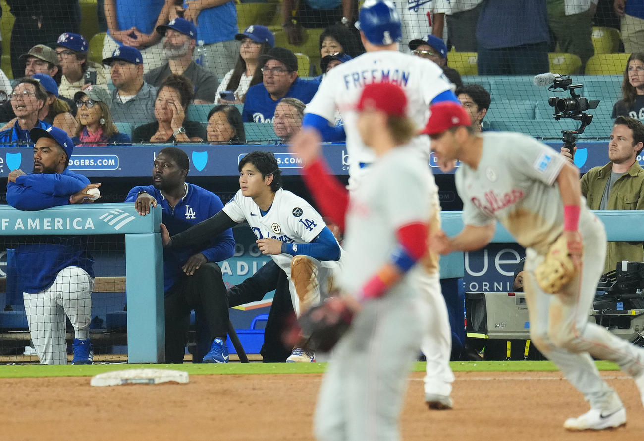 ドジャース対フィリーズ　地区優勝し、喜ぶフィリーズナインを見つめるドジャース大谷（左から3人目）（撮影・菅敏）
