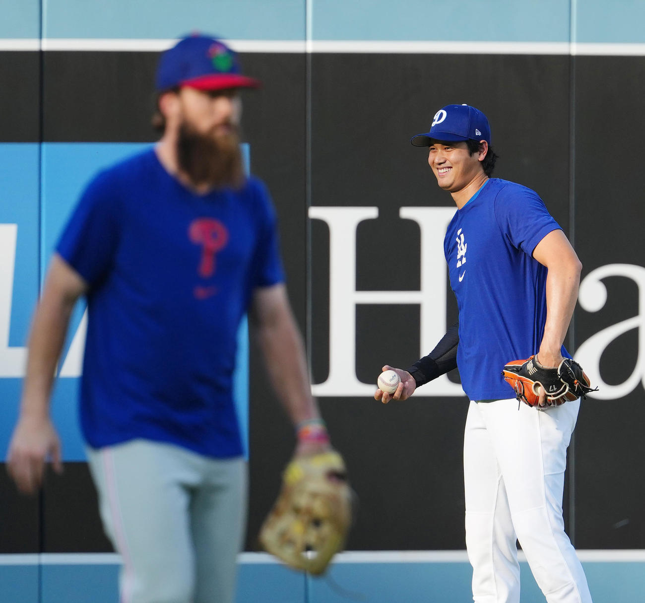 ドジャース対フィリーズ　試合前、元同僚のフィリーズのマーシュ（手前）を前に練習をするドジャース大谷（撮影・菅敏）