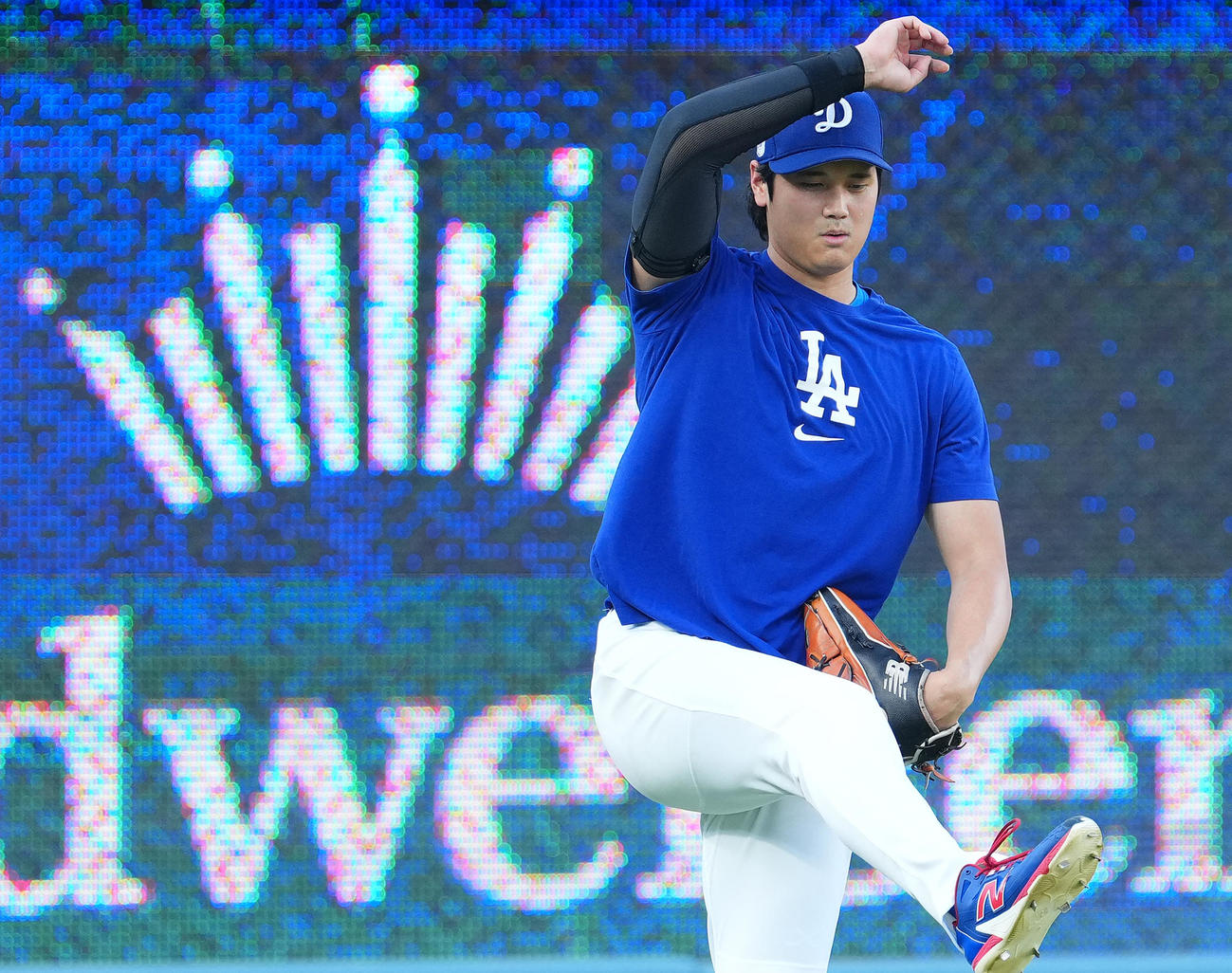 ドジャース対フィリーズ　試合前、キャッチボールをするドジャース大谷（撮影・菅敏）