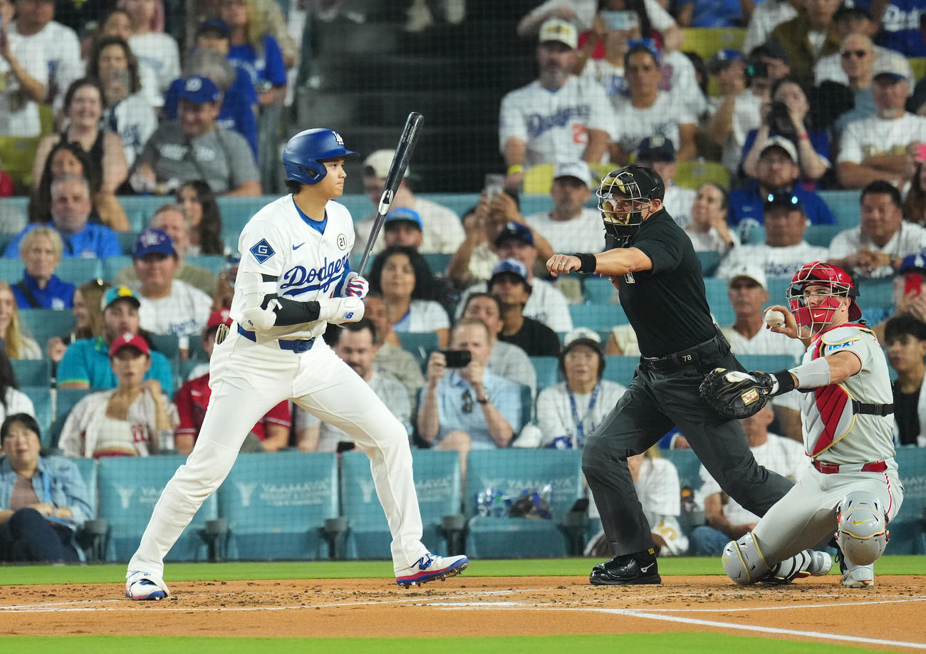 フィリーズ対ドジャース　1回裏ドジャース無死、見逃しの三振に倒れる大谷（撮影・菅敏）