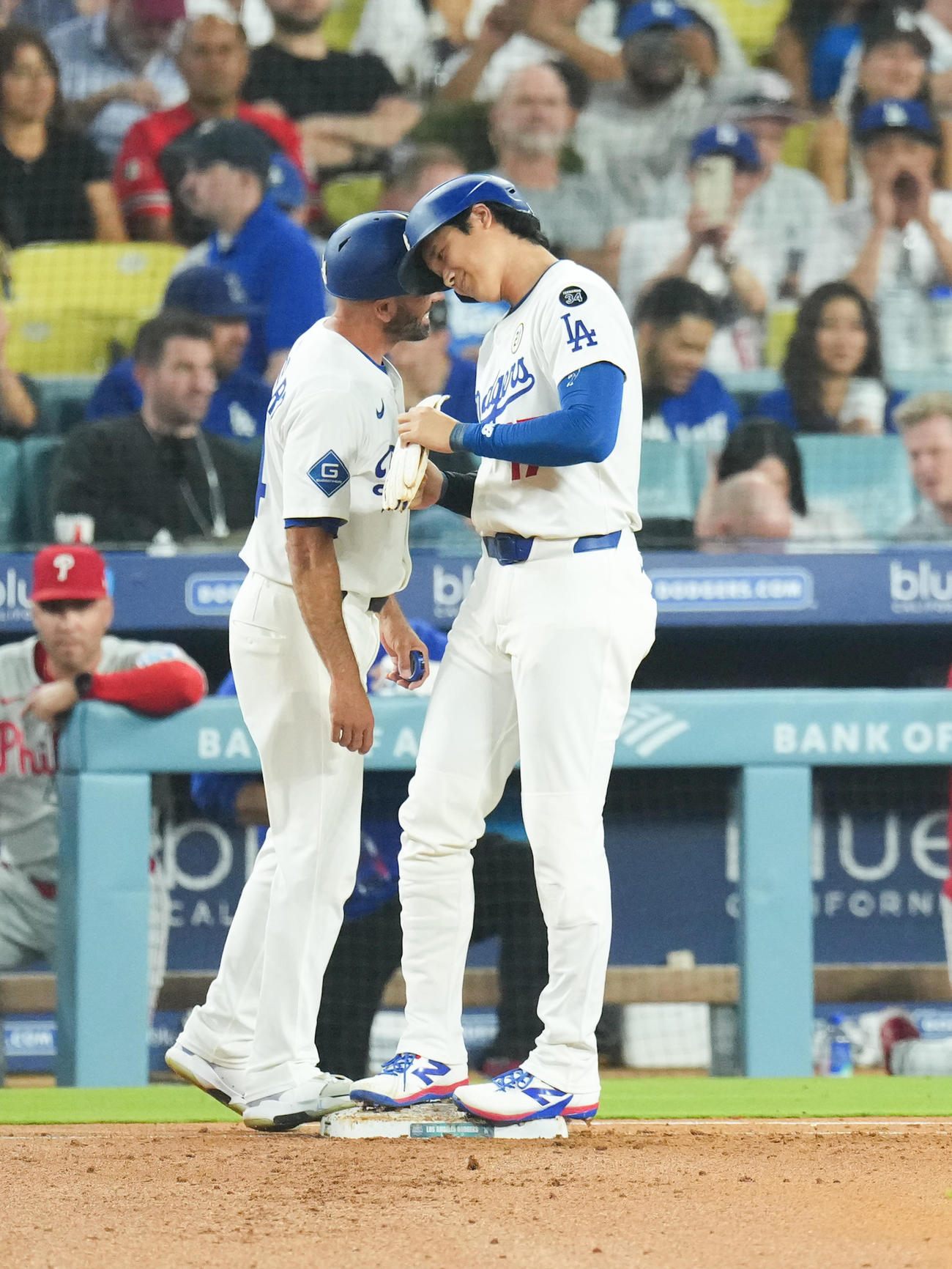 ドジャース対フィリーズ　3回裏ドジャース1死三塁、四球を選び、ヘッドバンプをする大谷（撮影・菅敏）（右）