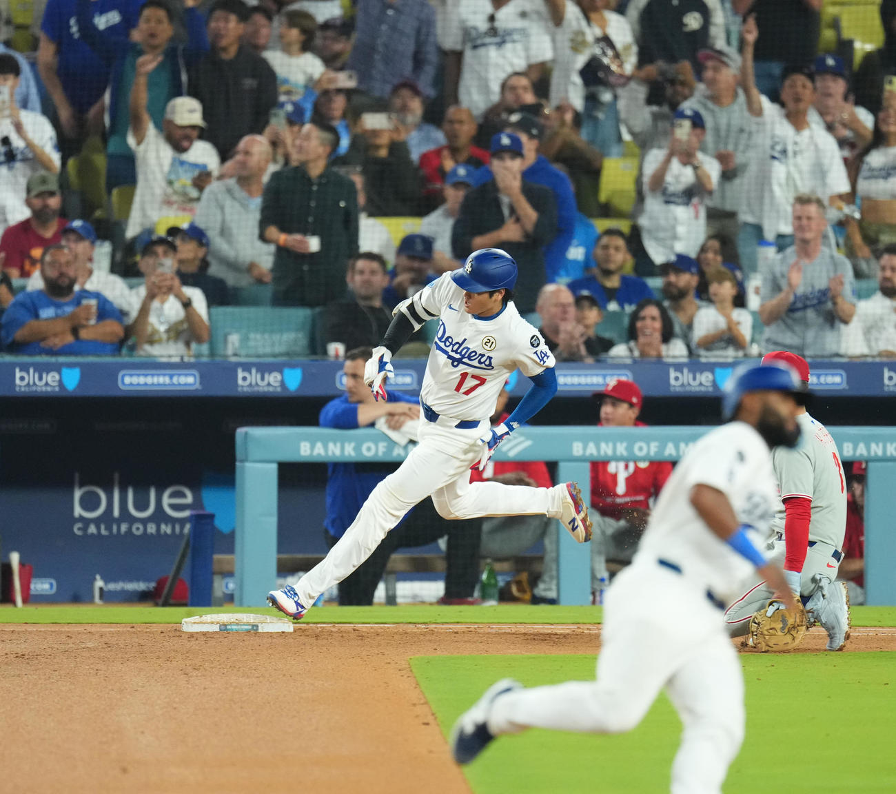ドジャース対フィリーズ　5回裏ドジャース1死一塁、右適時二塁打を放ち、一塁を駆け回る大谷（撮影・菅敏）