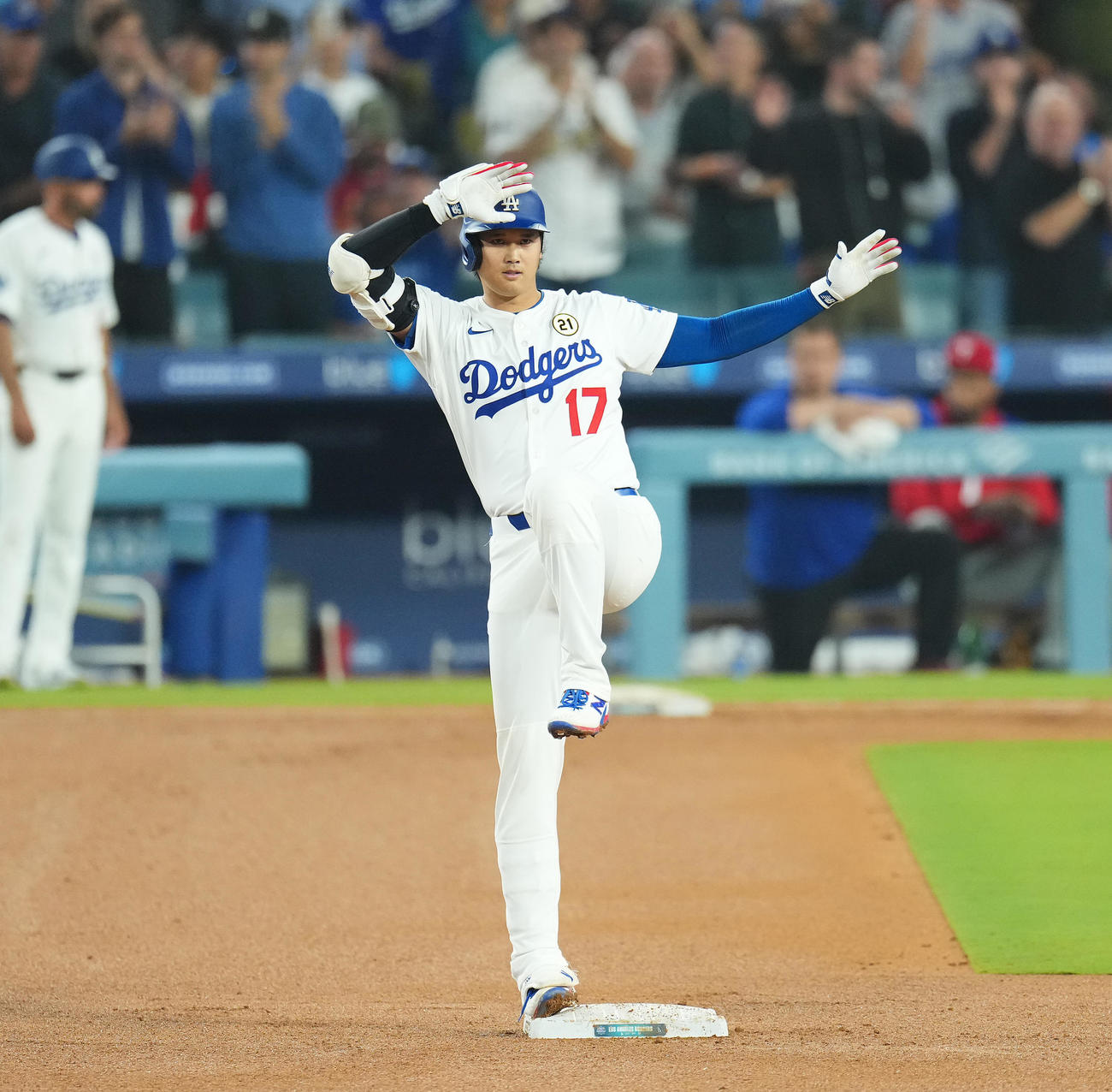 ドジャース対フィリーズ　5回裏ドジャース1死一塁、右適時二塁打を放ち、塁上でポーズをとる大谷（撮影・菅敏）