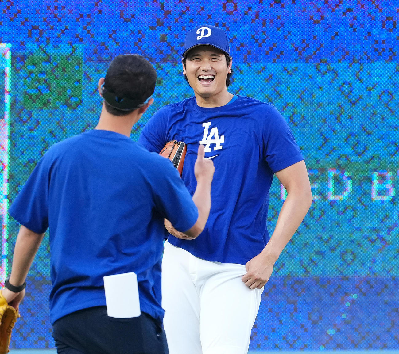 ドジャース対フィリーズ　試合前、キャッチボール中に飛んで来た打撃練習のボールをアイアトン氏（手前）が好捕し、驚くジャース大谷（撮影・菅敏）