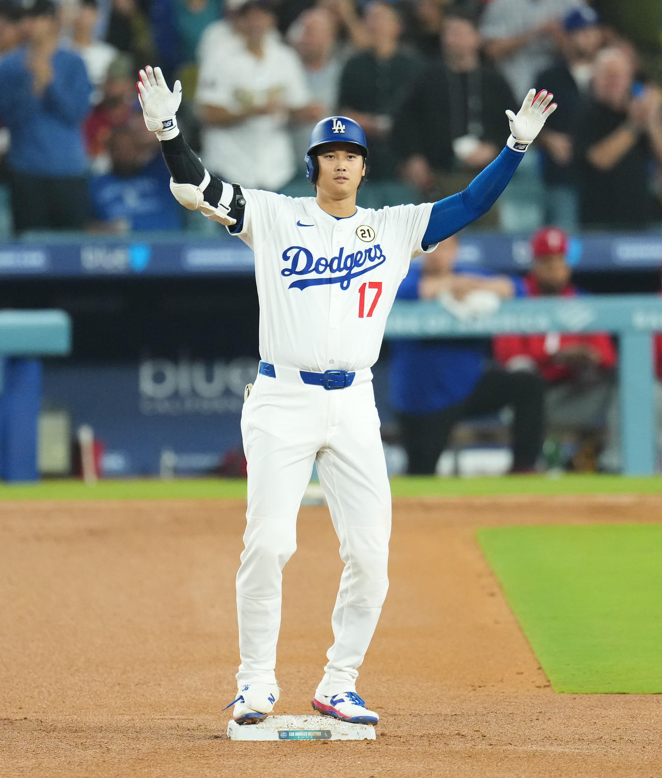 ドジャース対フィリーズ　5回裏ドジャース1死一塁、右適時二塁打を放ち、塁上でポーズをとる大谷（撮影・菅敏）