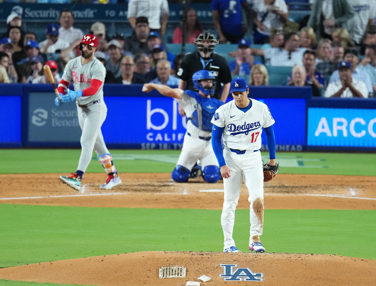 ドジャース対フィリーズ　4回表フィリーズ1死、ハーパーを三振に仕留める大谷（撮影・菅敏）