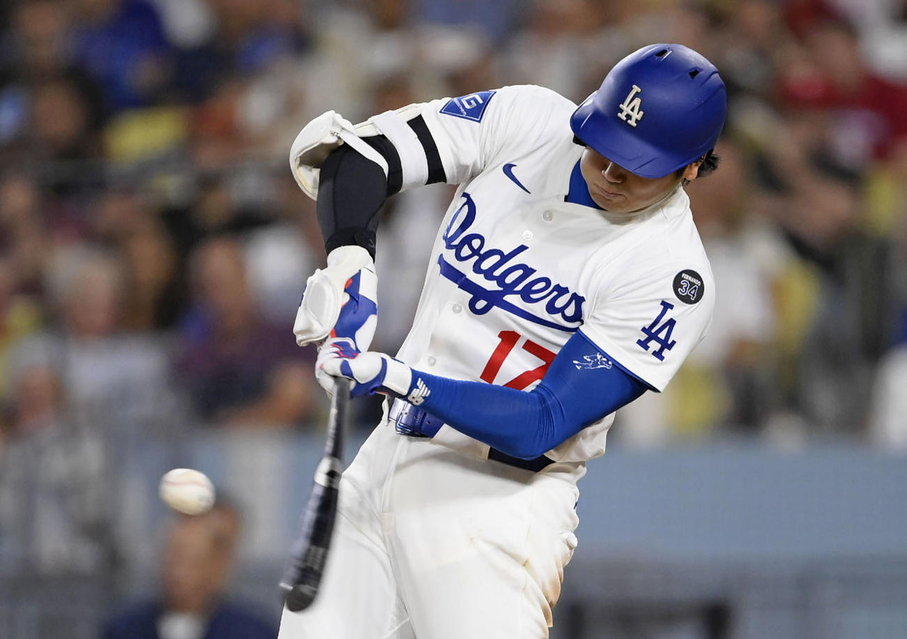 米大リーグ、フィリーズ戦の8回、50号ソロを放つドジャース・大谷翔平。メジャー史上6人目となる2年連続の50本塁打に到達した＝16日、ロサンゼルス（共同）