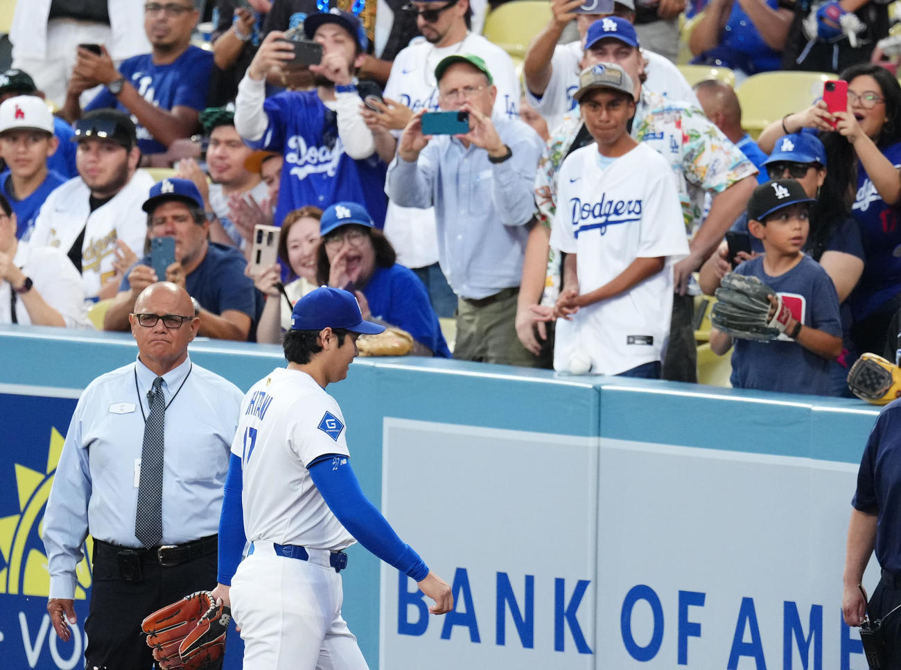 ドジャース対フィリーズ　試合前、キャッチボールを終え、ブルペンに向かうジャース大谷（撮影・菅敏）