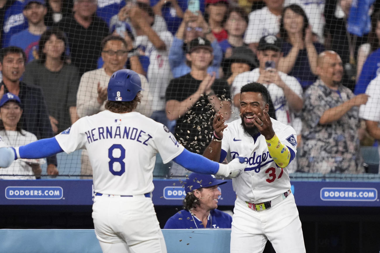 フィリーズ戦の2回、本塁打を放ちヒマワリの種シャワーで出迎えられるキケ・ヘルナンデス（左）（AP）