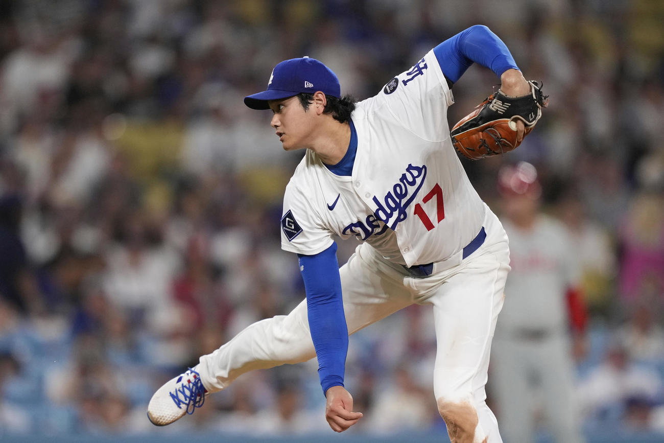 フィリーズ戦の4回のマウンドに上がる先発のドジャース大谷翔平（AP）