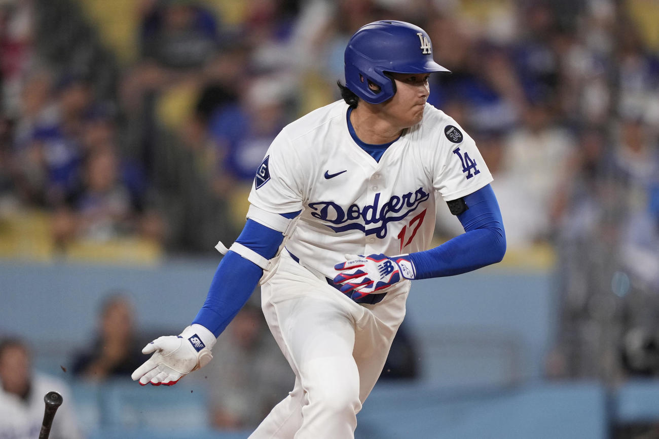 フィリーズ戦の1回、内野安打を放つドジャース大谷翔平（AP）