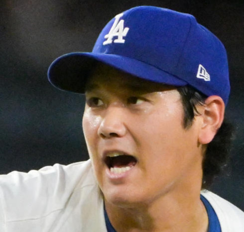 フィリーズ戦の2回、マウンドに上がるドジャース大谷翔平（ロイター）