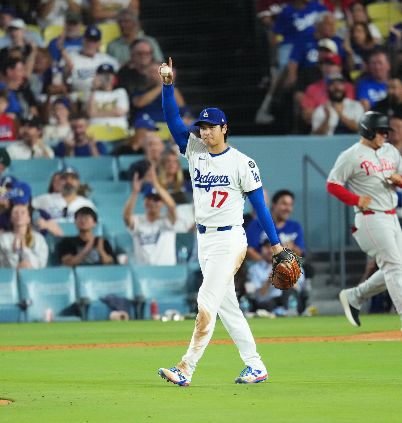 ドジャース対フィリーズ　5回表フィリーズ1死、ケプラーの左飛をコールが好捕し、指を突き上げる大谷（撮影・菅敏）