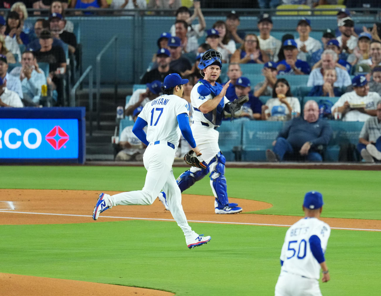 ドジャース対フィリーズ　1回の投球を終え、駆け足でベンチに戻る大谷（撮影・菅敏）