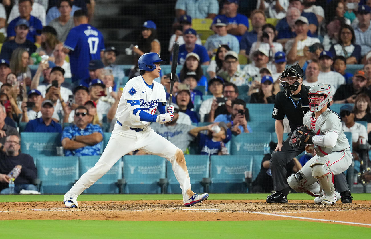 ドジャース対フィリーズ　5回裏ドジャース無死、空振りの三振に倒れる大谷（撮影・菅敏）