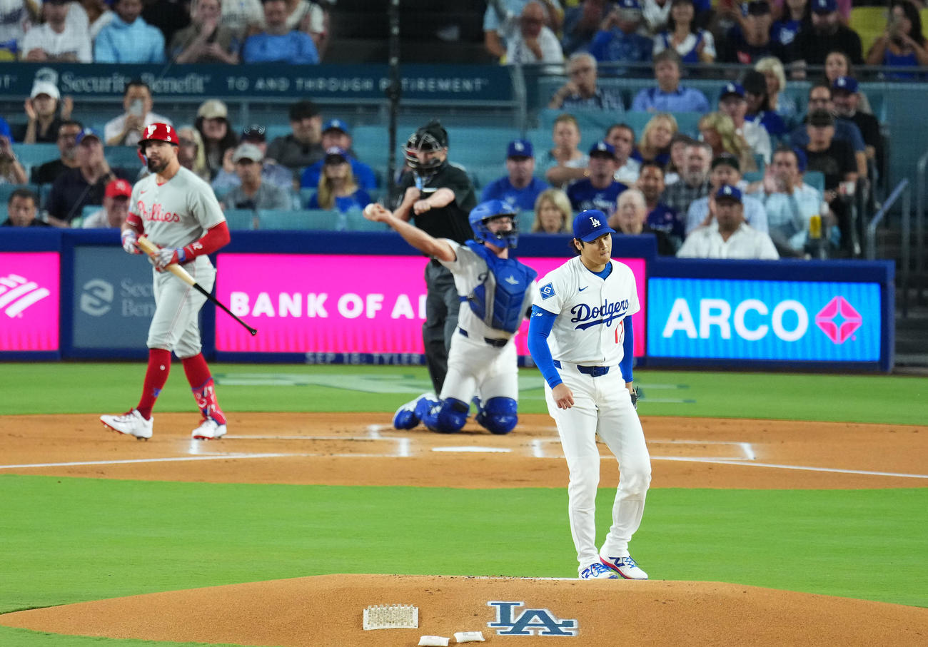 ドジャース対フィリーズ　1回表フィリーズ1死、シュワバーを三振に仕留める大谷（撮影・菅敏）