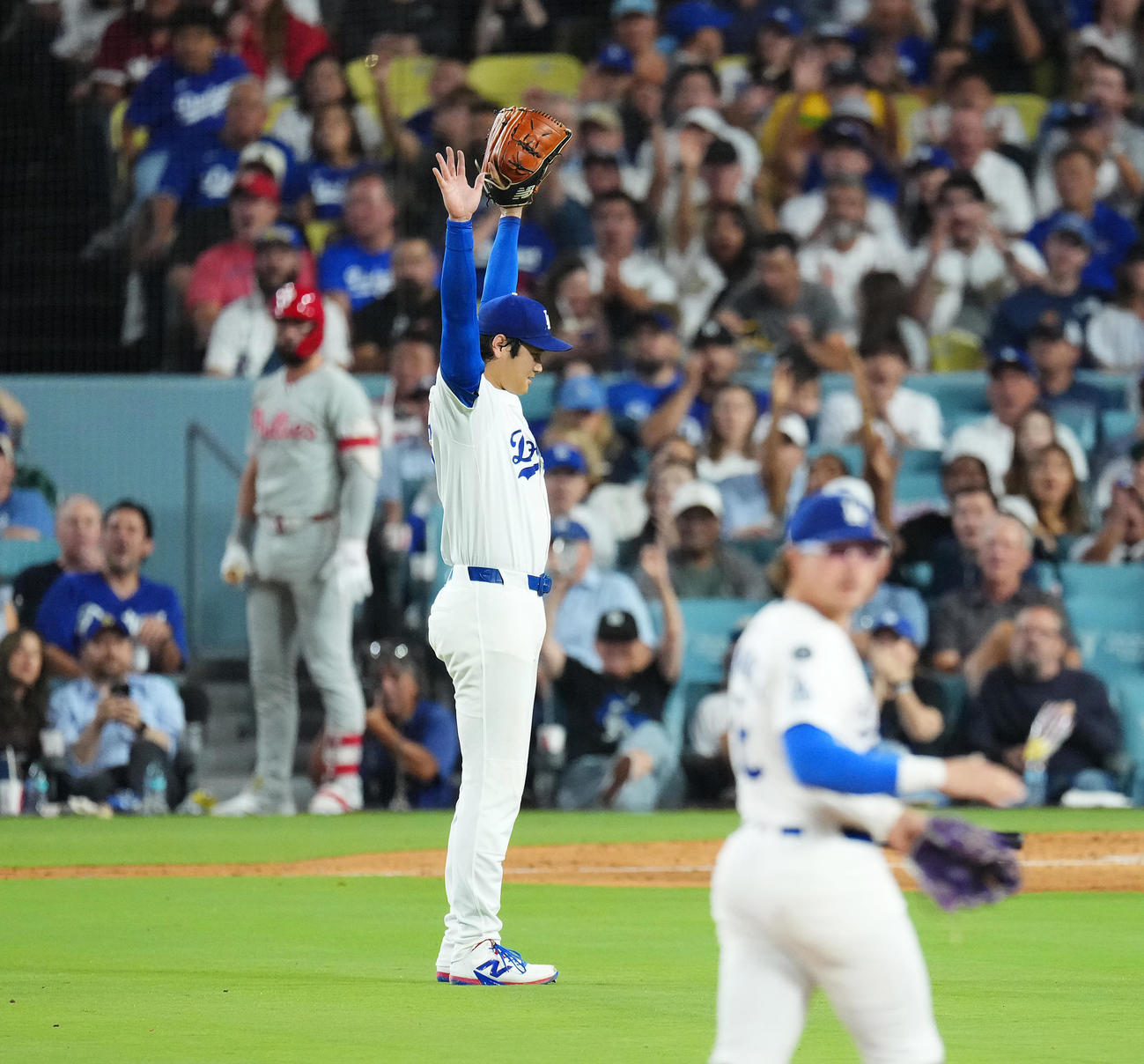 ドジャース対フィリーズ　5回表フィリーズ1死、ケプラーの左飛をコールが好捕し、万歳する大谷（撮影・菅敏）