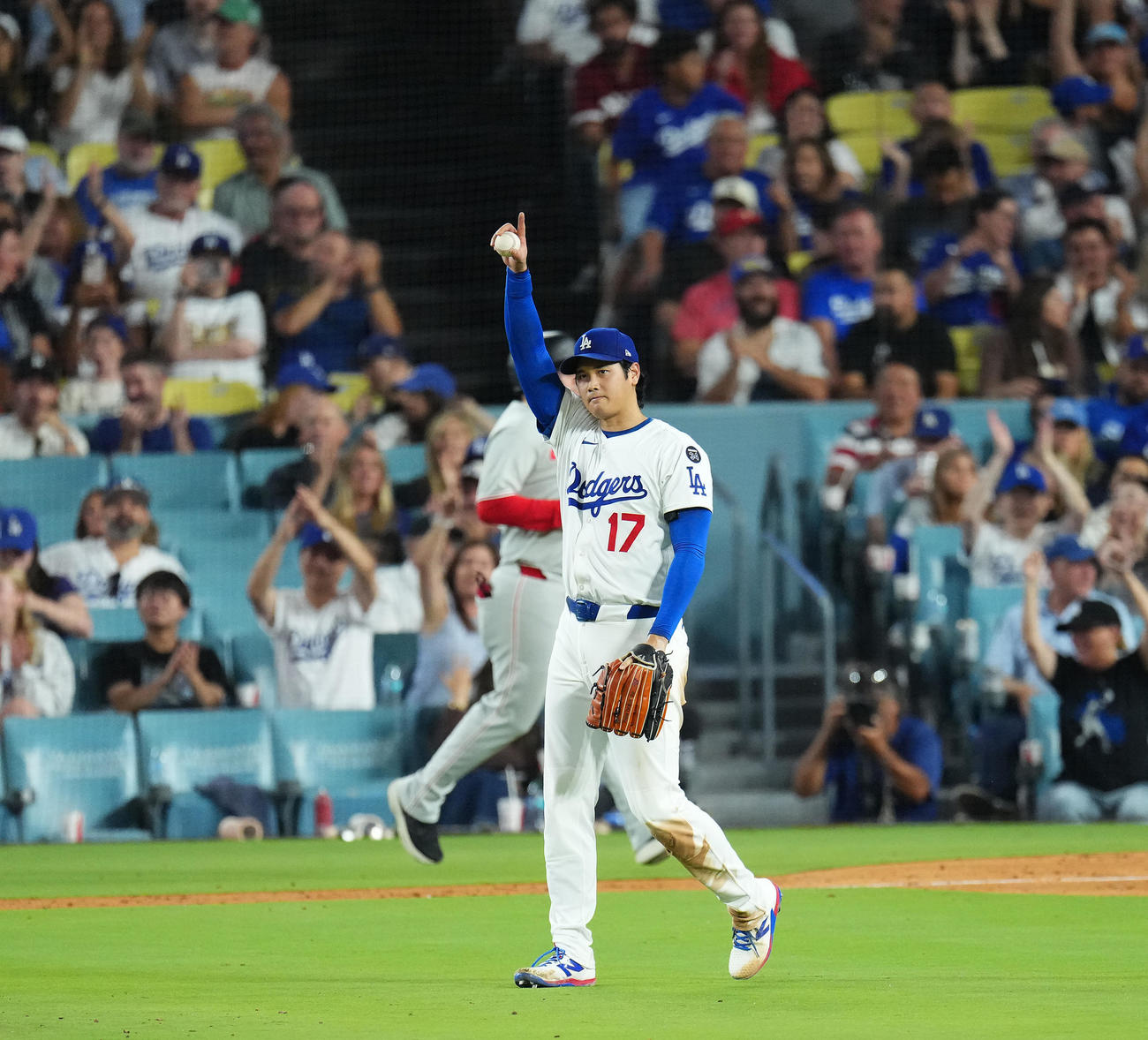 ドジャース対フィリーズ　5回表フィリーズ1死、ケプラーの左飛をコールが好捕し、指を突き上げる大谷（撮影・菅敏）