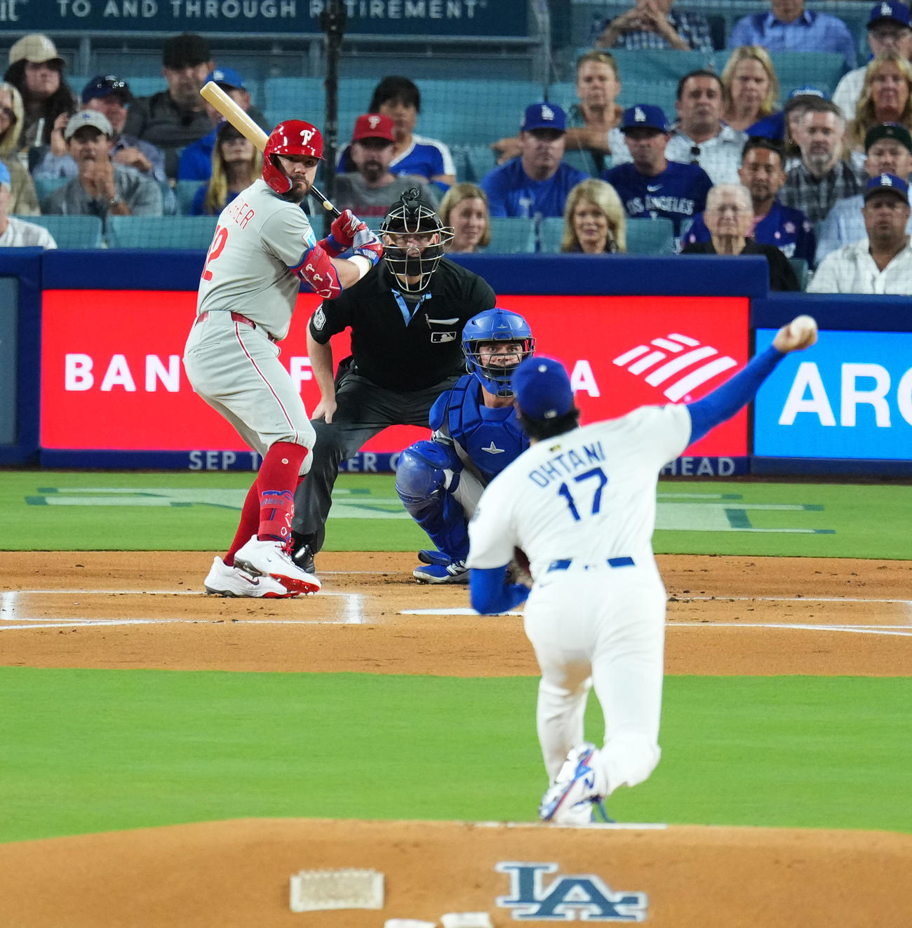 ドジャース対フィリーズ　1回表フィリーズ1死、シュワバーと対戦する大谷（撮影・菅敏）