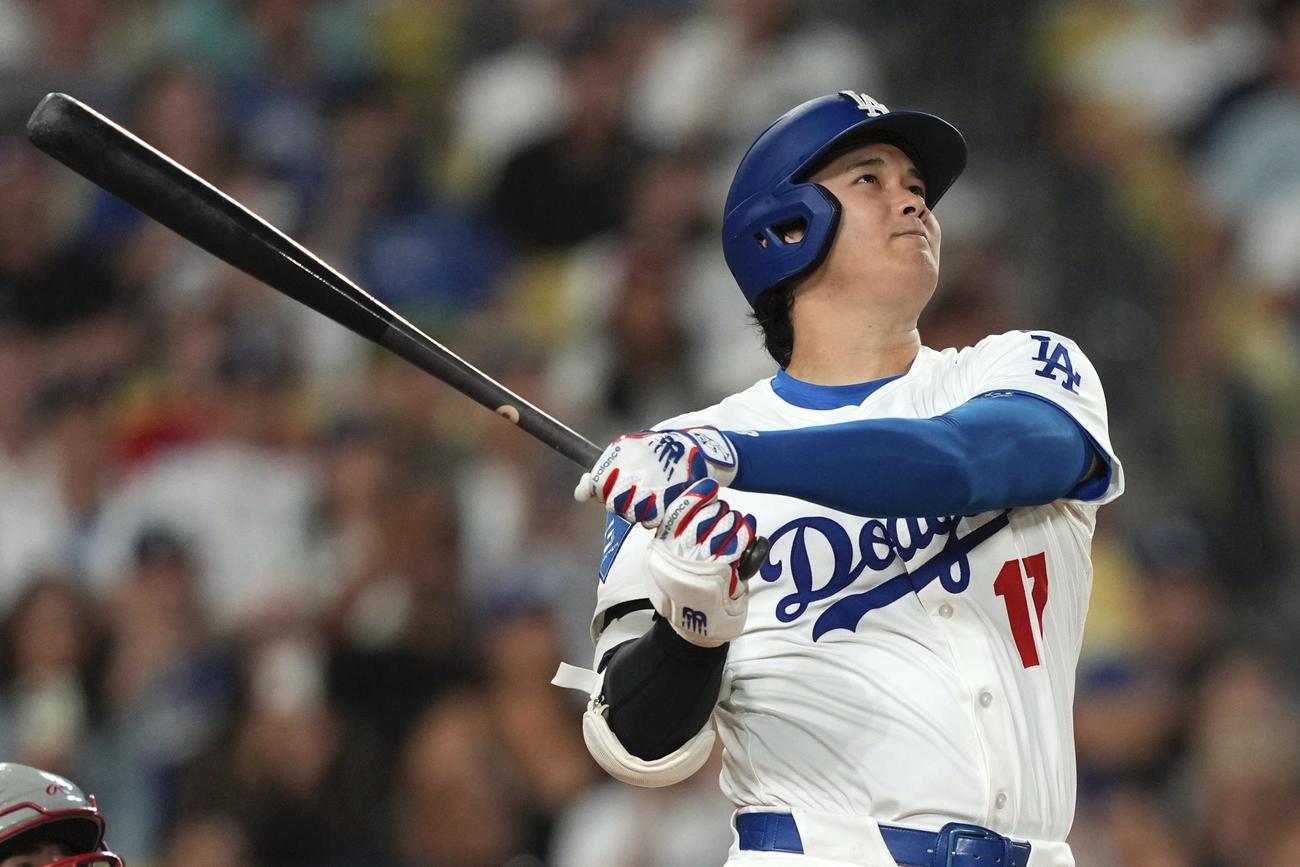 8回に右翼へ50号ソロ本塁打を放った大谷翔平（AP）