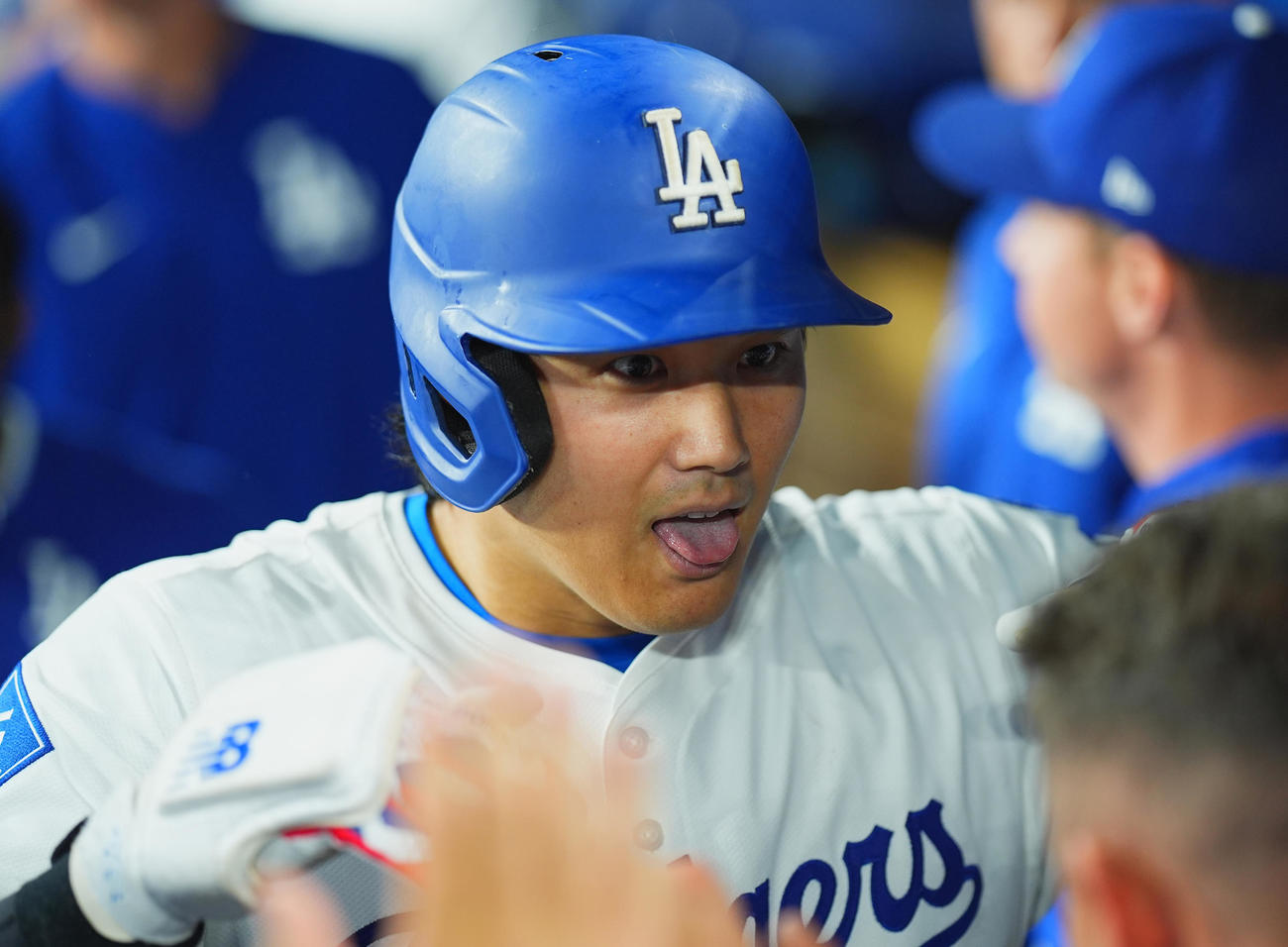 ドジャース対フィリーズ　8回裏ドジャース無死、右越えに50号ソロ本塁打を放ち、ベンチでポーズをとる大谷（撮影・菅敏）