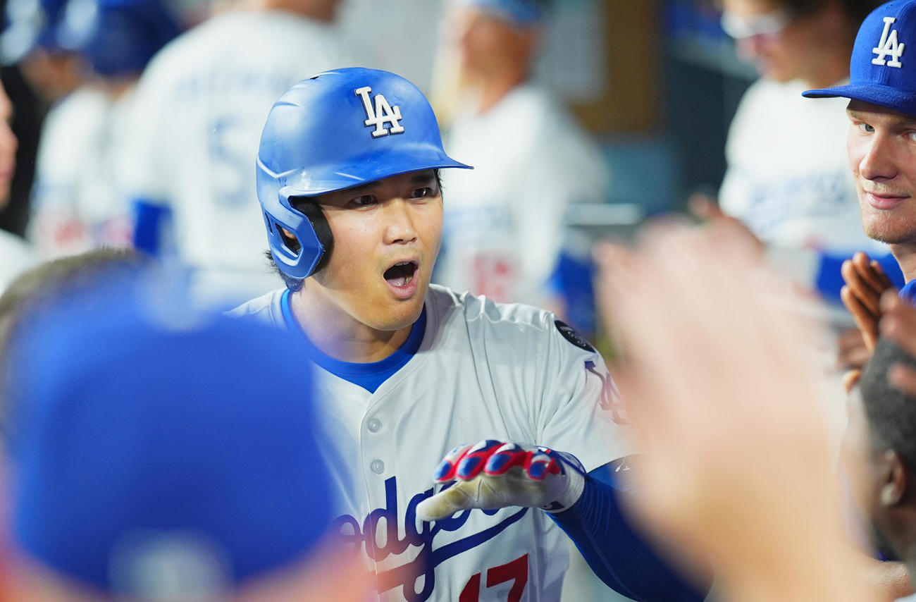 ドジャース対フィリーズ　8回裏ドジャース無死、右越えに50号ソロ本塁打を放ち、ベンチでポーズをとる大谷（撮影・菅敏）