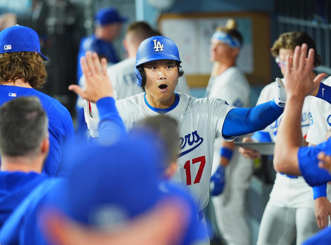 ドジャース対フィリーズ　8回裏ドジャース無死、右越えに50号ソロ本塁打を放ち、ベンチでナインに迎えられる大谷（撮影・菅敏）