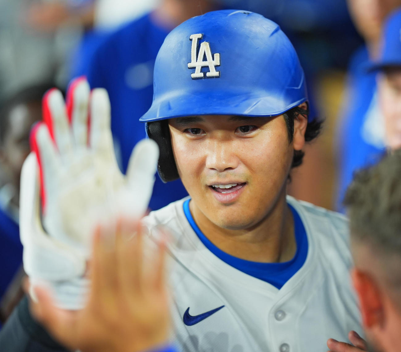 ドジャース対フィリーズ　8回裏ドジャース無死、右越えに50号ソロ本塁打を放ち、ベンチでナインに迎えられる大谷（撮影・菅敏）