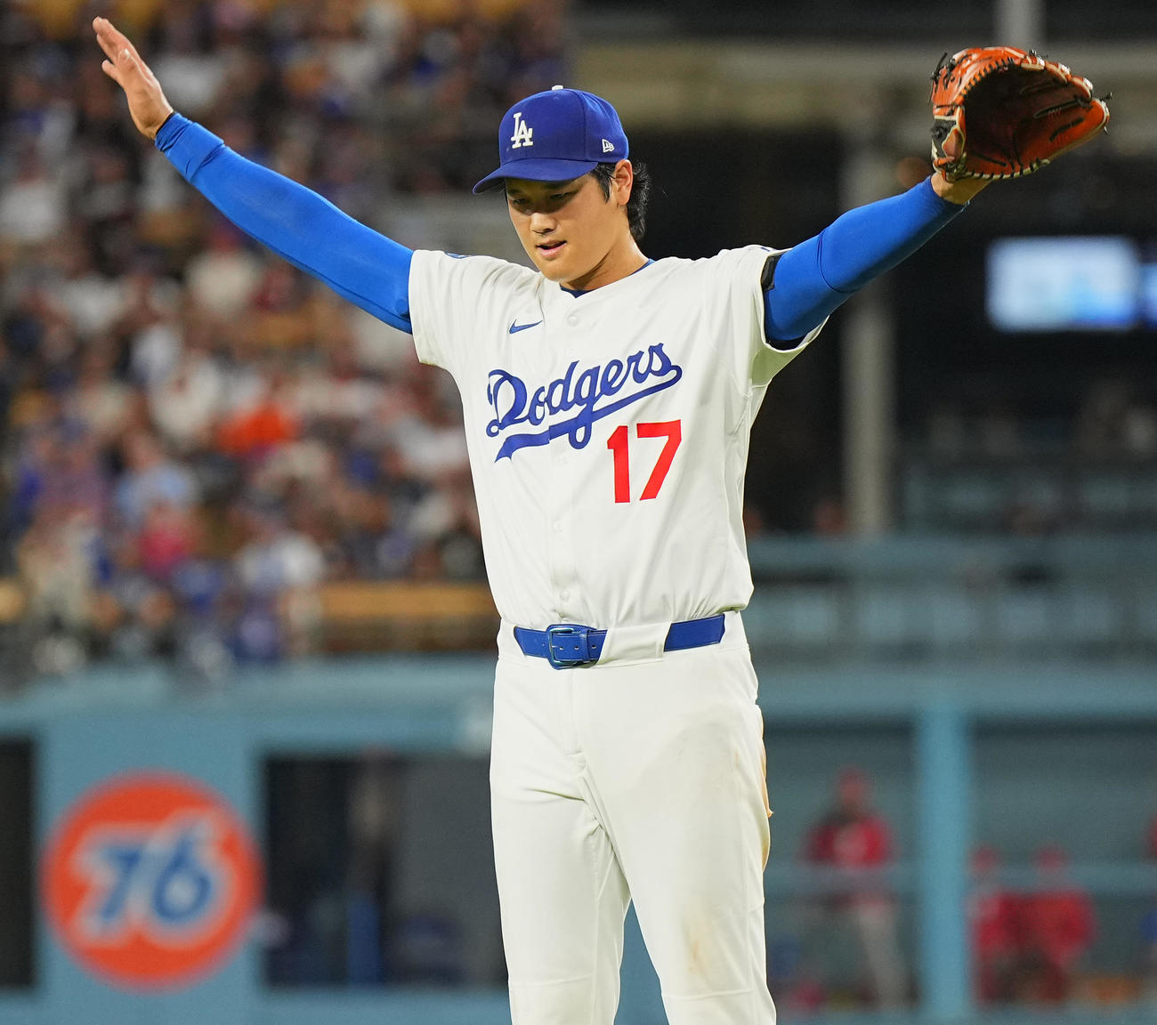 ドジャース対フィリーズ　5回表フィリーズ1死、ケプラーの左飛をコールが好捕し、万歳する大谷（撮影・菅敏）