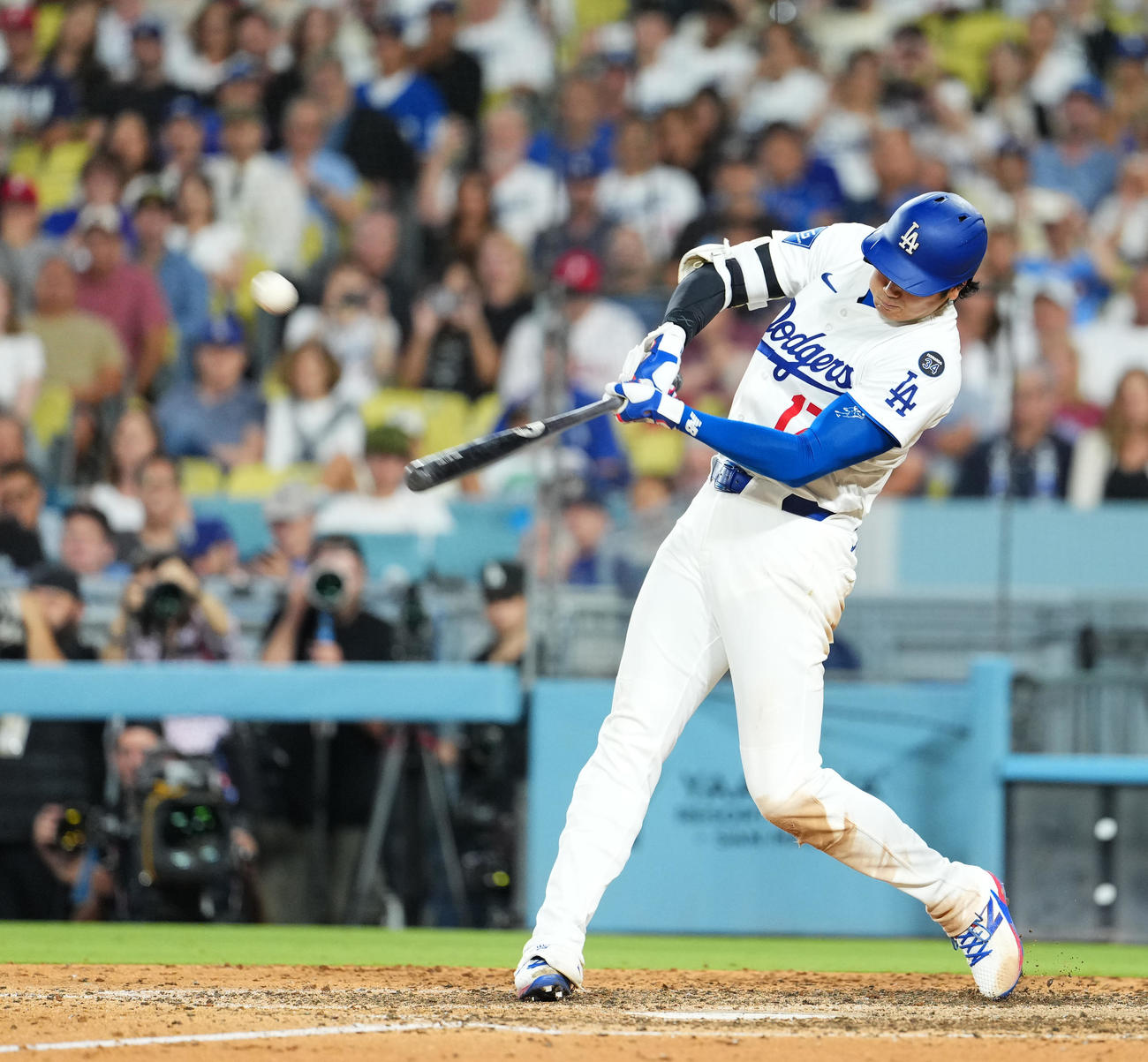 ドジャース対フィリーズ　8回裏ドジャース無死、右越えに50号ソロ本塁打を放つ大谷（撮影・菅敏）