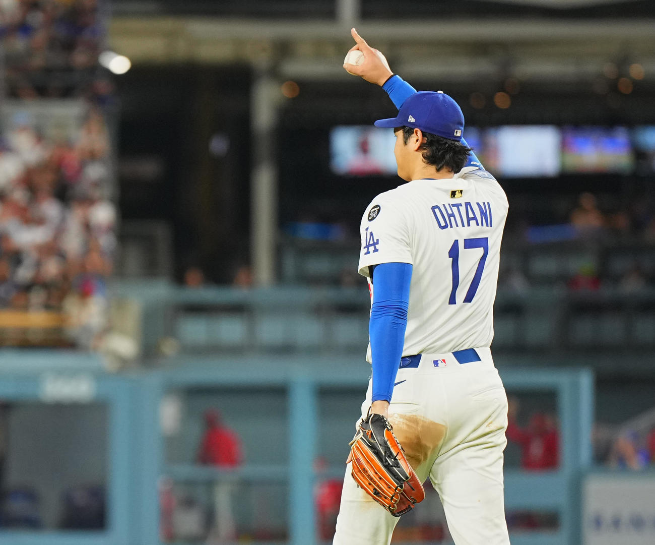 ドジャース対フィリーズ　5回表フィリーズ1死、ケプラーの左飛をコールが好捕し、指を突き上げる大谷（撮影・菅敏）