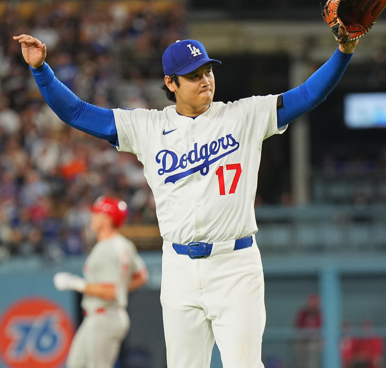 ドジャース対フィリーズ　5回表フィリーズ1死、ケプラーの左飛をコールが好捕し、万歳する大谷（撮影・菅敏）