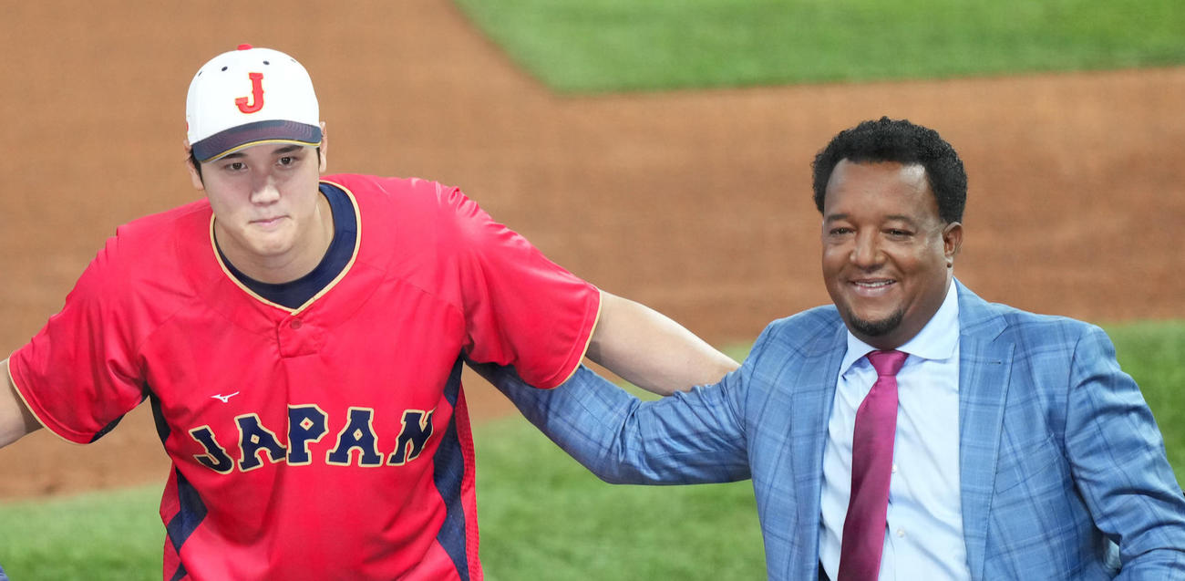 ペドロ・マルティネス氏（右）と大谷（2023年3月20日撮影）
