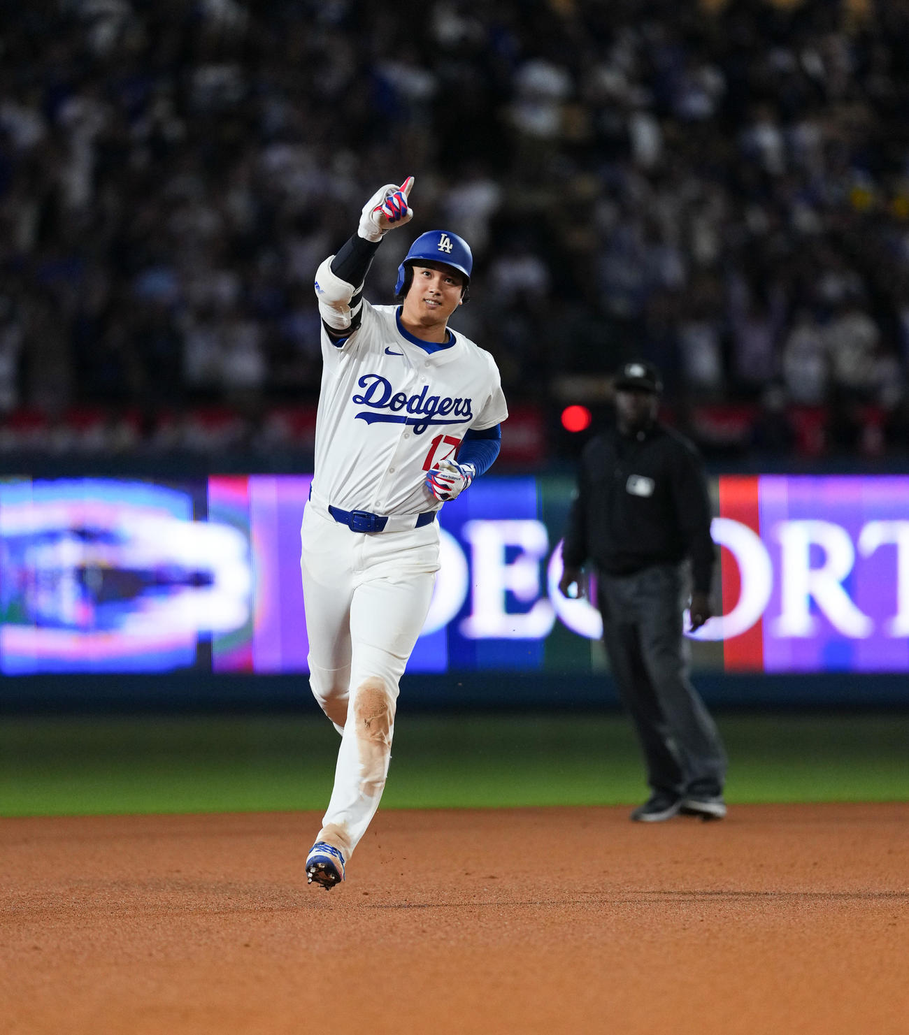 ドジャース対フィリーズ　8回裏ドジャース無死、右越えに50号ソロ本塁打を放ち、ダイヤモンドを回る大谷（撮影・菅敏）