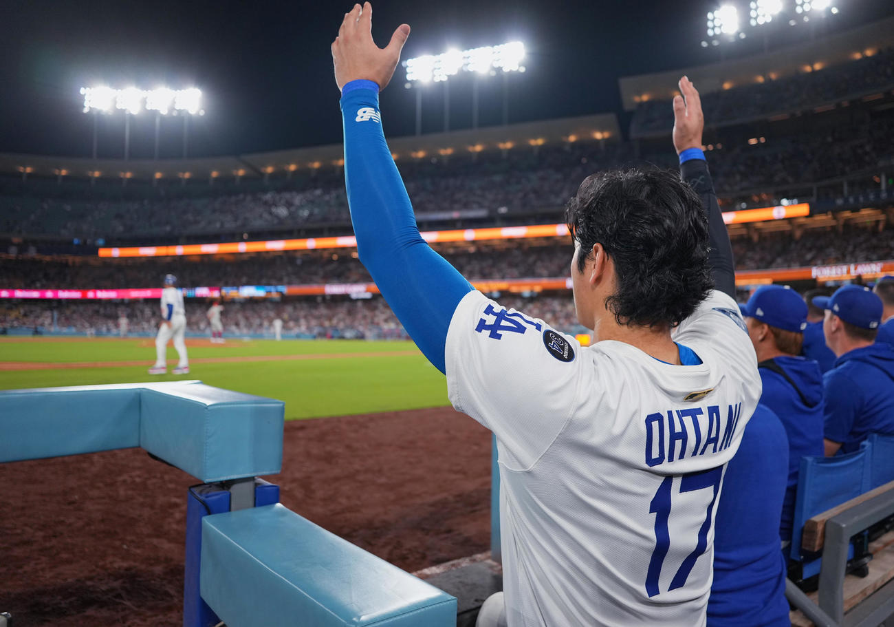 ドジャース対フィリーズ　8回、ベンチから声援を送る大谷（撮影・菅敏）