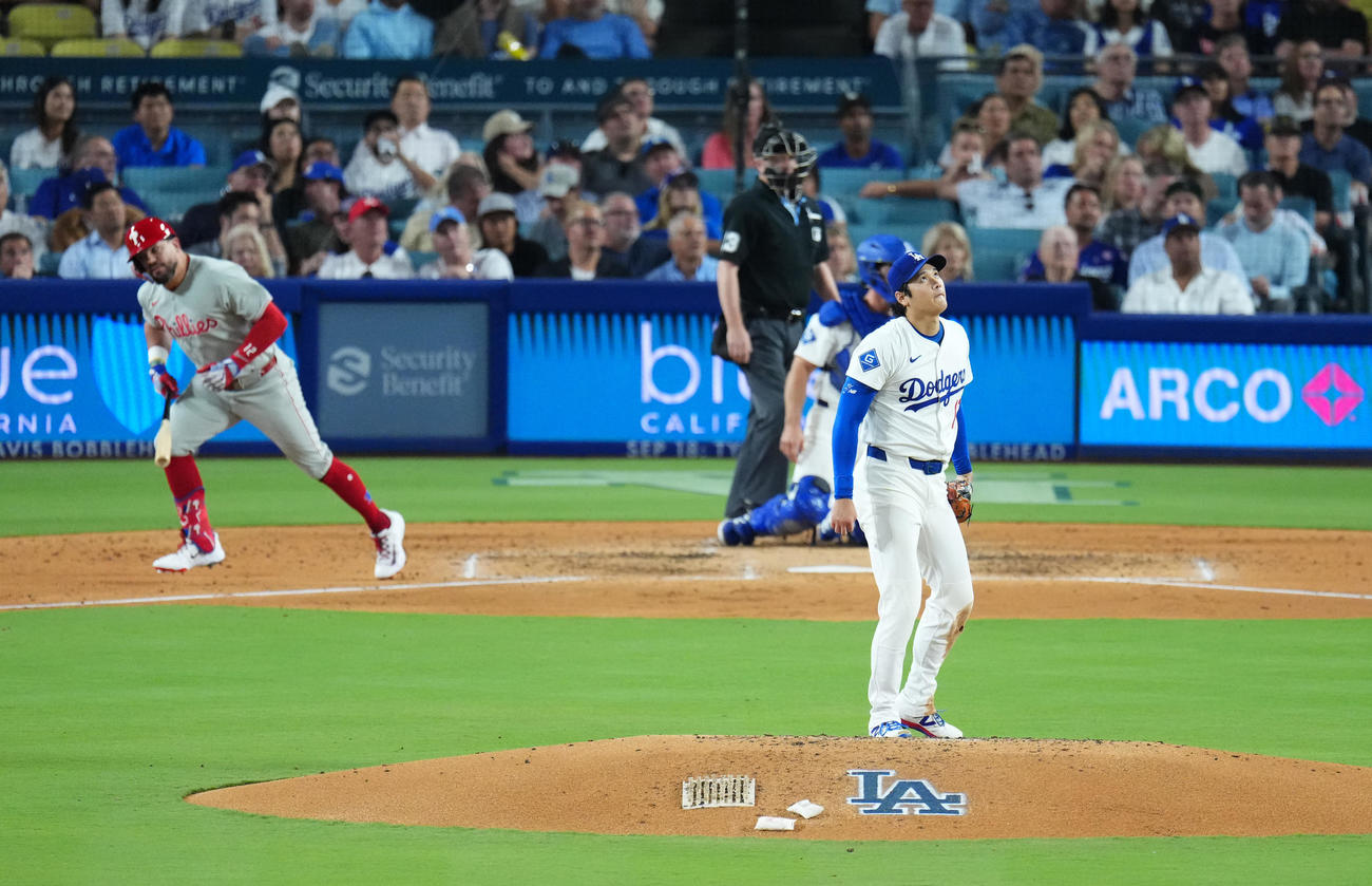 ドジャース対フィリーズ　4回表フィリーズ無死、シュワバーを左飛に仕留める大谷（撮影・菅敏）