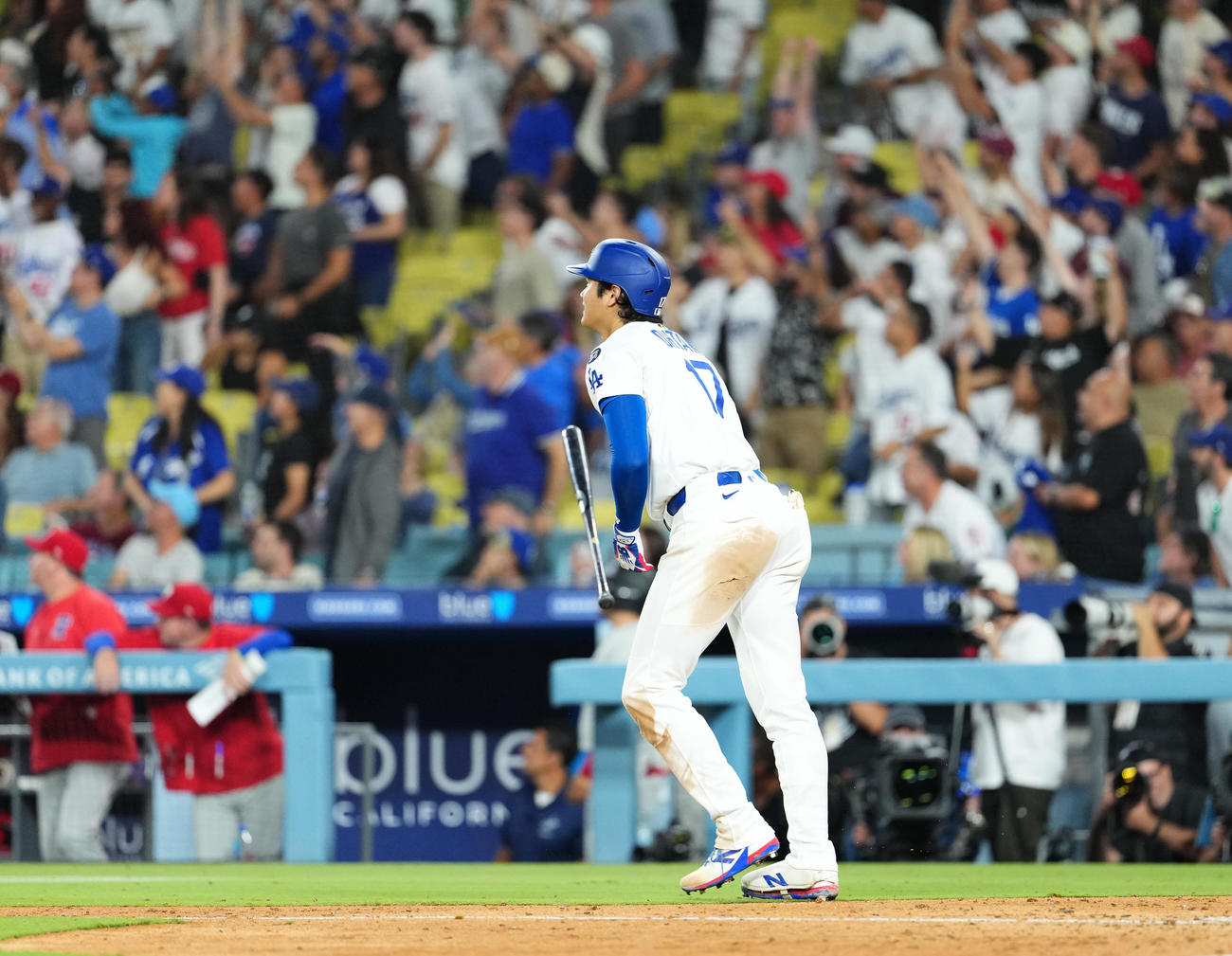 ドジャース対フィリーズ　8回裏ドジャース無死、右越えに50号ソロ本塁打を放つ大谷（撮影・菅敏）