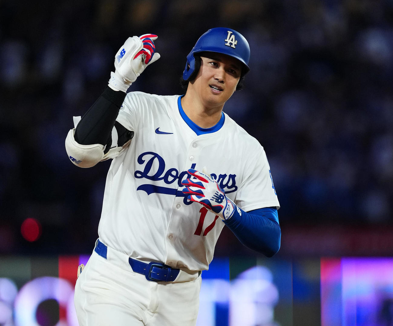 ドジャース対フィリーズ　8回裏ドジャース無死、右越えに50号ソロ本塁打を放ち、ダイヤモンドを回りながらポーズをとる大谷（撮影・菅敏）